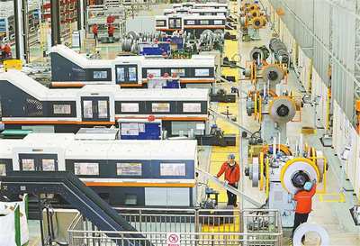 3月22日,位于長壽經開區的望變電氣(集團)股份,數字生產線正在對硅鋼進行精密切割。這是西南地區首家智能化鐵芯工廠?？萍紕撔率前l展新質生產力的核心要素。近年來,望變電氣公司專注于取向硅鋼和輸配電及控制設備的研發生產,產品暢銷世界各地。通訊員 李輝 攝/視覺重慶